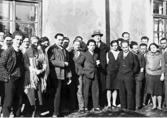 Otto Neurath (mit Hut) mit Studierenden der Arbeiterhochschule