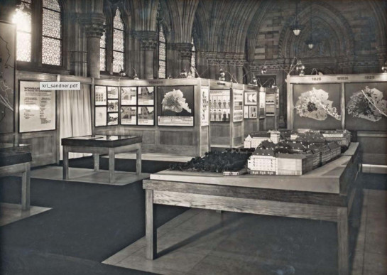 Ausstellung des Gesellschafts- und Wirtschaftsmuseums in der Volkshalle des Rathauses 