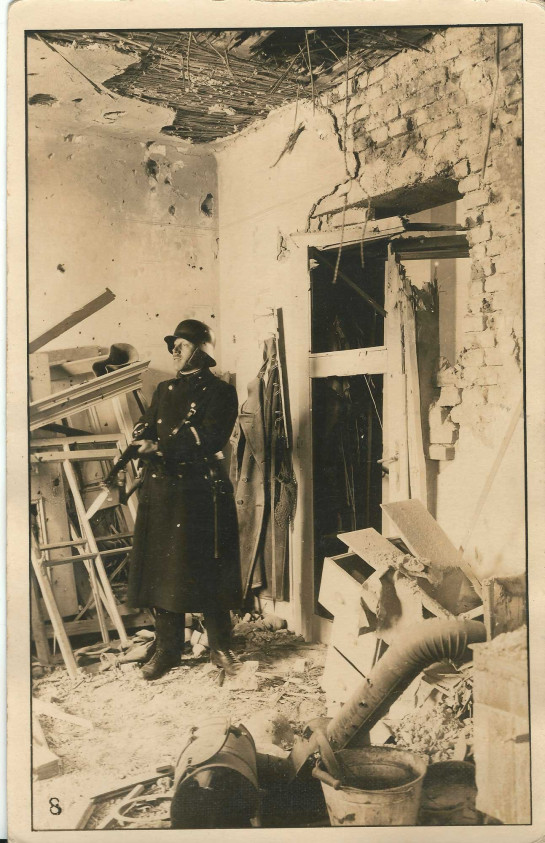 Auf dem Foto posiert ein unbekannter Exekutivbeamter nach der Erstürmung, vermutlich am 14. oder 15. Februar in einer Wohnung der eroberten Ennsleite.